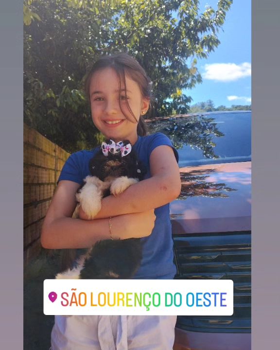 Família recebendo filhote do Canil Casa dos Cães